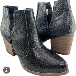 Women's Black Textured Ankle Boots